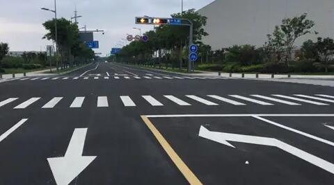 蘇州停車位劃線廠家解讀，道路交通標(biāo)志牌通常布置在什么區(qū)域？